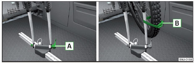 Fig. 121 Inserimento della forcella anteriore della bicicletta nel supporto / esempio di fissaggio della ruota anteriore